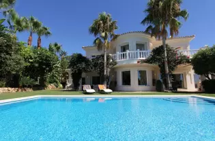 Продажа - Дом - Altos de los Monteros, Испания