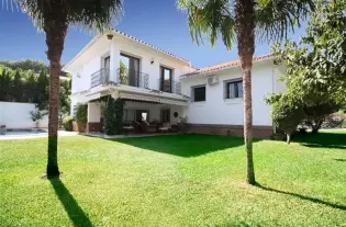 Продажа - Дом - Los Monteros, Испания