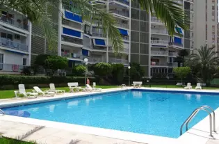 Отремонтированная квартира с бассейном и парковкой в Бенидорме