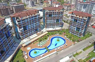 Трехкомнатные меблированные апартаменты площадью 120 м2 в элитном комплексе района Джикджилли