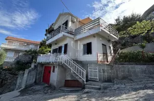 Дом с видом на море в курортном поселкеКрашичи,Тиват