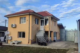 Отремонтированный дом в хорошем поселке недалеко от МОРЯ.
