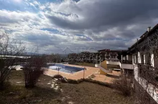 Квартира с 2 спальнями, 2 ванными, видом на бассейн и на море в Черноморец, Болгари