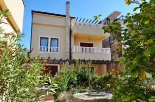 Продажа виллы с бассейном в городе Тиват