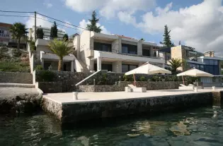 Вилла с причалом в Крашичи