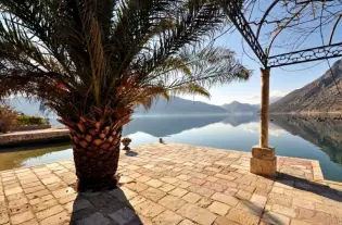 Вилла с причалом в Люте