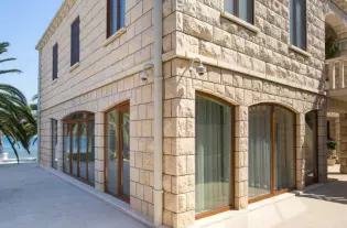 Вилла с причалом  в Тивате