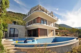 Продажа виллы с бассейном в городеТиват