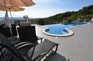 Вилла с пятью спальнями и с бассейном в Тивате