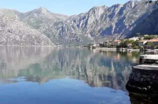 Дом с четырьмя спальнями в Доброте на первой линии