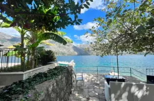 Дом с собственным причалом в Столив