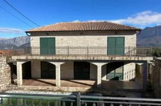 Каменный дом с бассейном в Тивате