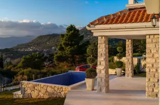 Вилла с бассейном в Тивате