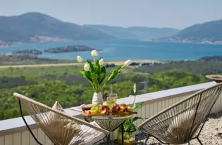 Вилла с тремя спальнями в Тивате