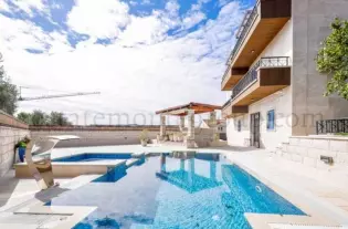 Вилла с четырьмя спальнями в Тивате