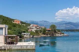 Вилла с четырьмя спальнями в Тивате