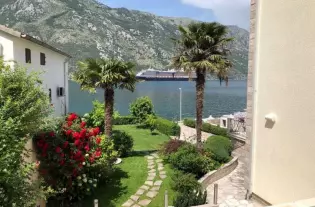 Дом с пятью спальнями в Тивате