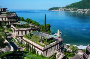 Квартира с тремя спальнями в элитном комплексе в Будве