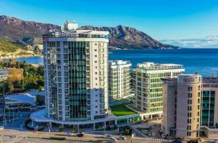 Квартира с тремя спальнями в Будве