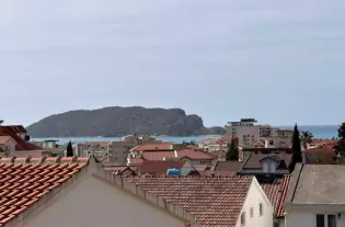 Квартира с тремя спальнями в Будве