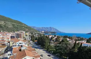 Квартира с тремя спальнями в Будве