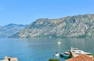 Квартира с четырьмя спальнями в Доброте