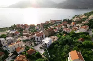 Квартира с двумя спальнями в Тивате