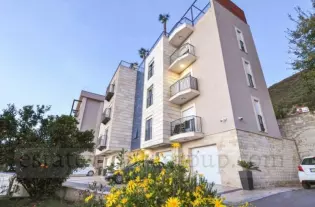 Квартира с двумя спальнями в Тивате