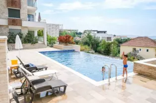 Квартира с тремя спальнями в Тивате