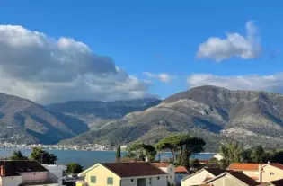 Квартира с двумя спальнями в Тивате