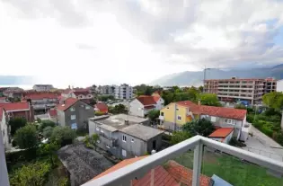 Квартиры в новом комплексе с бассейном в Тивате