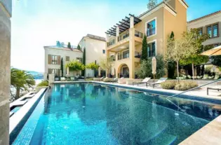 Квартира с двумя спальнями в Тивате