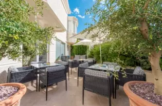 Отель с бассейном на 14 номеров в Будве