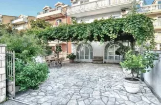 Действующий отель в Будве