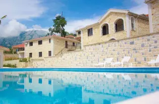 Вилла с бассейном в Бечичи