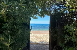 Двух этажная вилла с большим участком Доброте