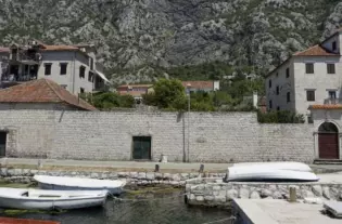 Вилла с причалом в Доброте