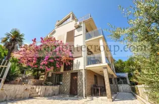 Вилла с бассейном с четырьмя спальнями в Крашичи