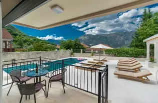 Вилла с пятью спальнями в Столиве