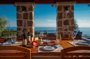 Новый таунхаус с четырьмя спальнями в Тивате