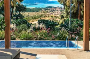 Вилла с тремя спальнями в Тивате