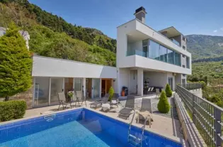 Вилла с четырьмя спальнями в Тивате