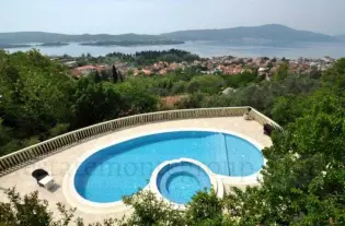 Дом с тремя спальнями у моря в Черногории в Тивате