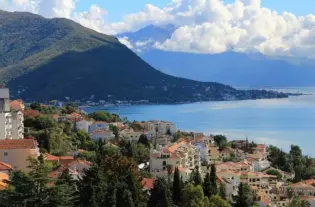 Новая вилла с бассейном в Кримовице