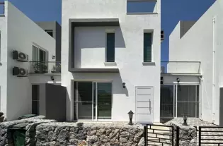 Просторный таунхаус с террасой и бассейном в живописной Лапте (41600)