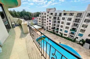 Двухкомнатная квартира с видом на бассейн на продажу в Авалоне, Солнечный Бере