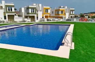 Смежные дома с общим бассейном